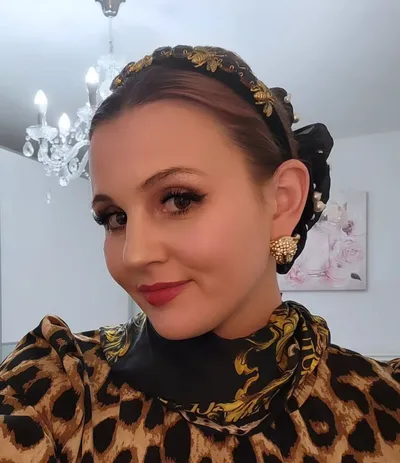 Maria Schmidt mit goldener Tiara